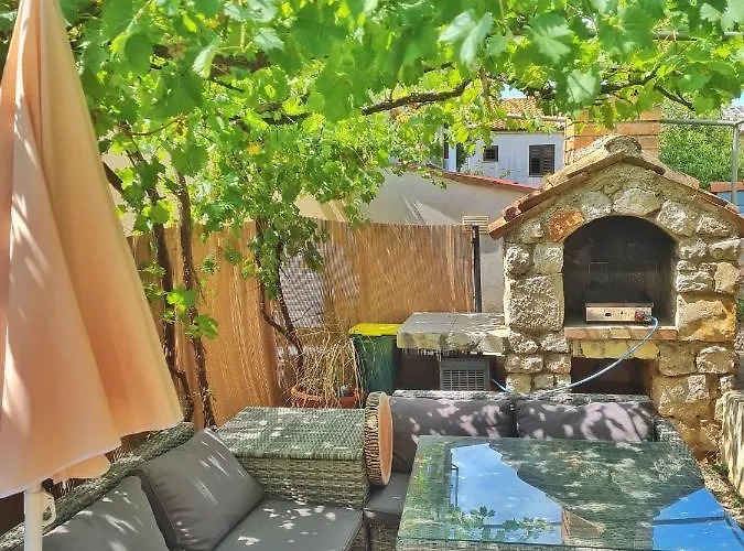 Place Veli Dvor - With Private Garden In Old Town *