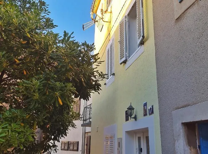 Place Veli Dvor - With Private Garden In Old Town *