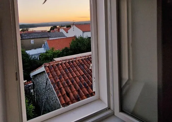 Place Veli Dvor - With Private Garden In Old Town Punat