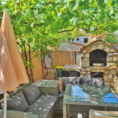 Place Veli Dvor - Spacious House For 6-8 Guests With Private Garden - Old Town *