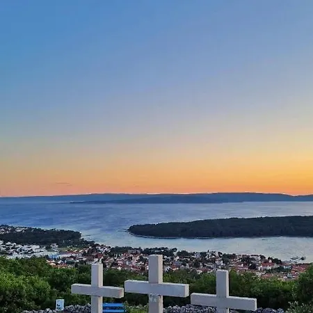 Place Veli Dvor - Spacious House For 6-8 Guests With Private Garden - Old Town * Punat