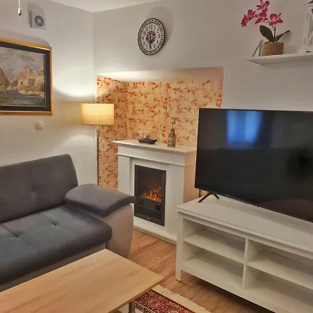 Prázdninový dům Place Veli Dvor - Spacious House For 6-8 Guests With Private Garden - Old Town *