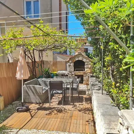 Place Veli Dvor - Spacious House For 6-8 Guests With Private Garden - Old Town * Punat