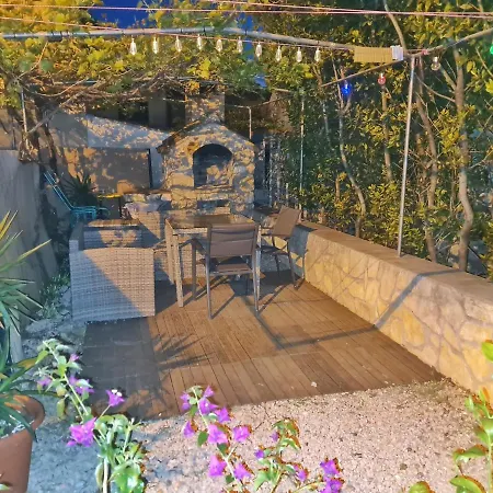 Place Veli Dvor - Spacious House For 6-8 Guests With Private Garden - Old Town بيت للعطل