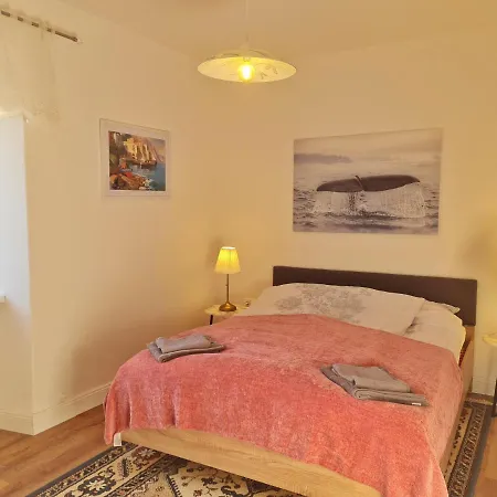 Place Veli Dvor - Spacious House For 6-8 Guests With Private Garden - Old Town