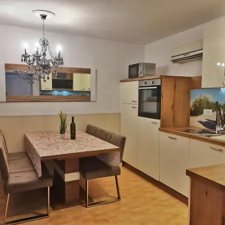 Prázdninový dům Place Veli Dvor - Spacious House For 6-8 Guests With Private Garden - Old Town *
