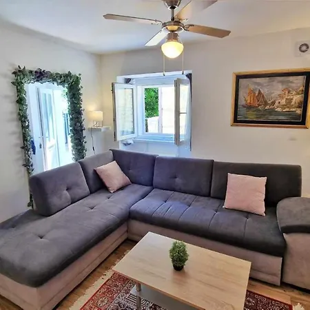 Place Veli Dvor - Spacious House For 6-8 Guests With Private Garden - Old Town *