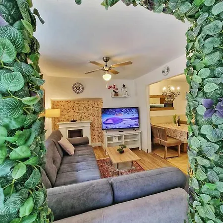 Place Veli Dvor - Spacious House For 6-8 Guests With Private Garden - Old Town