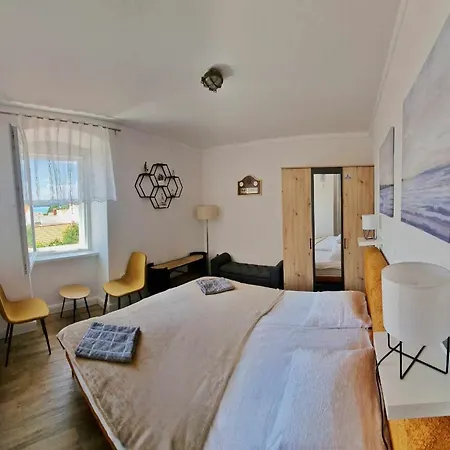 Semesterbostad Place Veli Dvor - With Private Garden In Old Town Punat