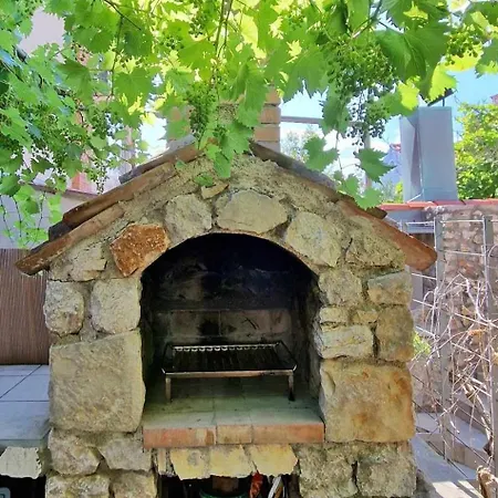 Place Veli Dvor - Spacious House For 6-8 Guests With Private Garden - Old Town