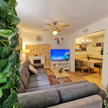 Place Veli Dvor - Spacious House For 6-8 Guests With Private Garden - Old Town Prázdninový dům