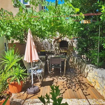 Place Veli Dvor - Spacious House For 6-8 Guests With Private Garden - Old Town * Punat