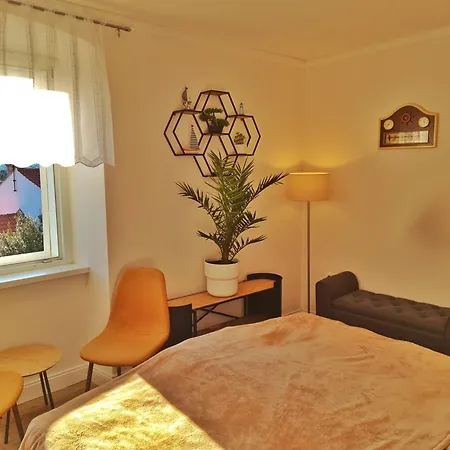 Nyaraló Place Veli Dvor - Spacious House For 6-8 Guests With Private Garden - Old Town *