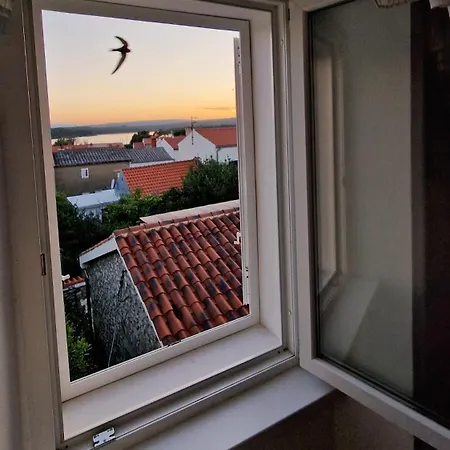 Place Veli Dvor - Spacious House For 6-8 Guests With Private Garden - Old Town Punat