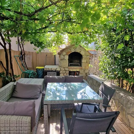 Semesterbostad Place Veli Dvor - With Private Garden In Old Town