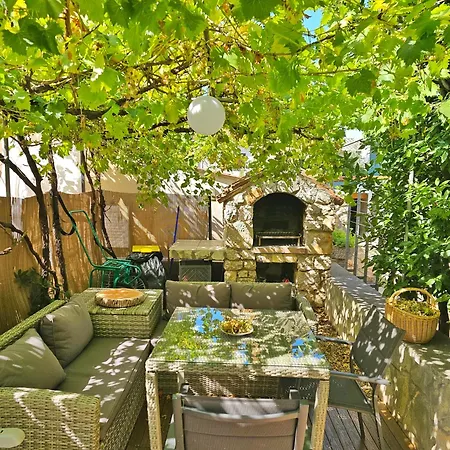 Place Veli Dvor - Spacious House For 6-8 Guests With Private Garden - Old Town Punat