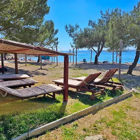 Nyaraló Place Veli Dvor - Spacious House For 6-8 Guests With Private Garden - Old Town Punat