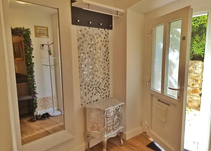 Place Veli Dvor - With Private Garden In Old Town Tatil Evi