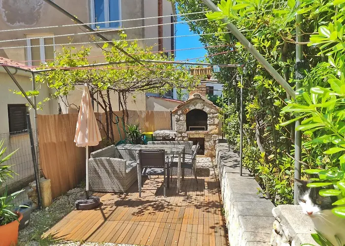 Place Veli Dvor - With Private Garden In Old Town * Punat