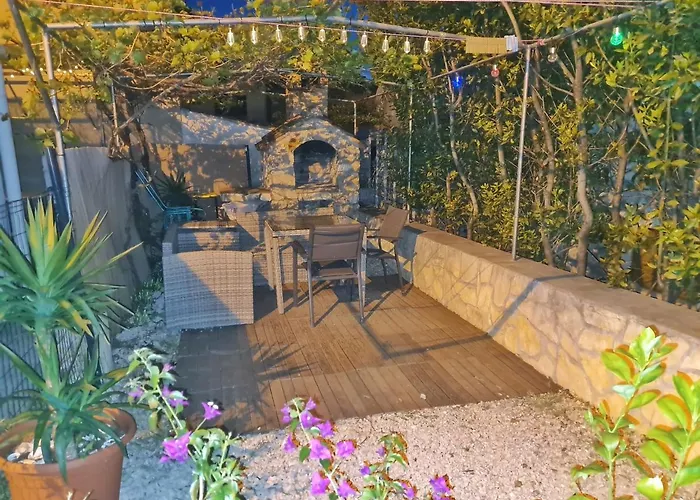 Place Veli Dvor - With Private Garden In Old Town Tatil Evi