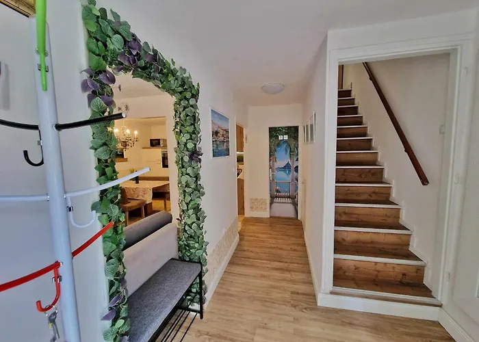 Place Veli Dvor - With Private Garden In Old Town