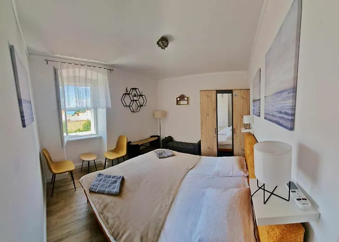 Dom wakacyjny Place Veli Dvor - With Private Garden In Old Town Punat
