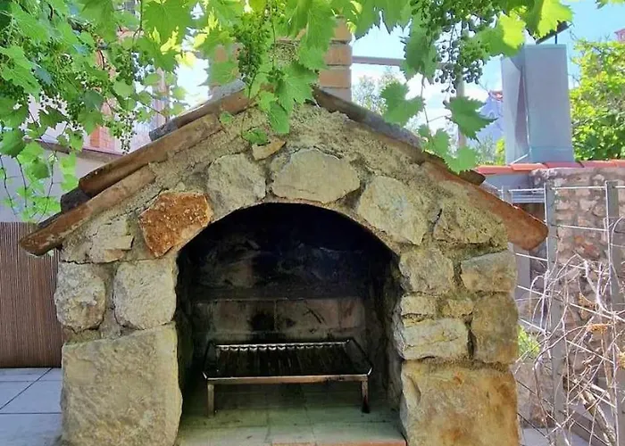 Place Veli Dvor - With Private Garden In Old Town