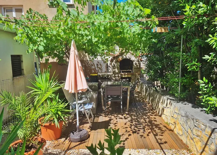 Place Veli Dvor - With Private Garden In Old Town * Punat