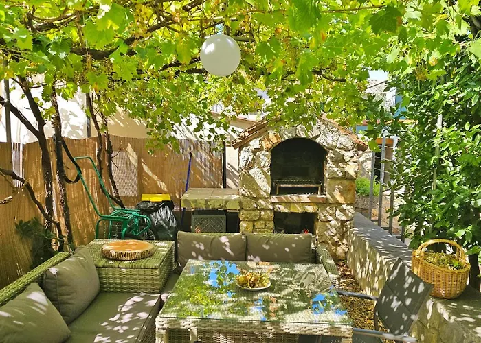 Place Veli Dvor - With Private Garden In Old Town Punat