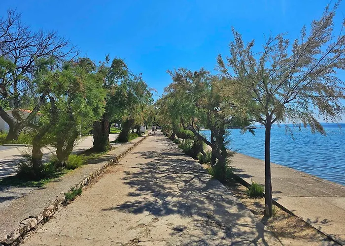 Place Veli Dvor - With Private Garden In Old Town Tatil Evi Punat