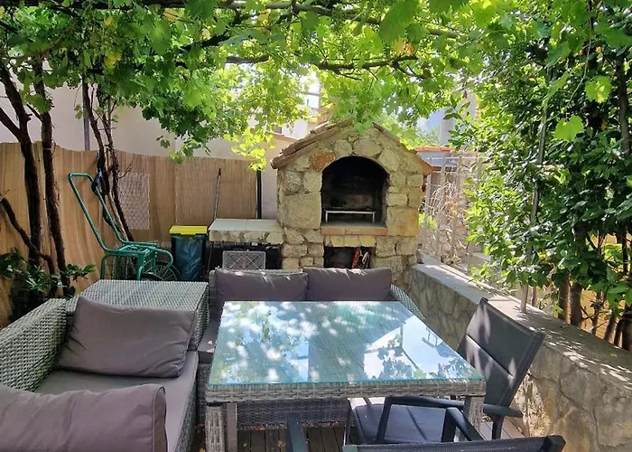 펜션 Place Veli Dvor - With Private Garden In Old Town