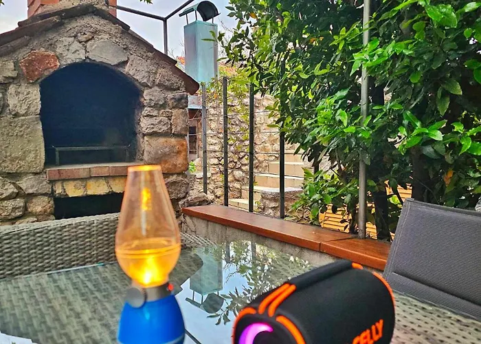 펜션 Place Veli Dvor - With Private Garden In Old Town 푸나트
